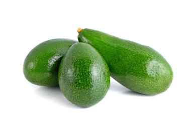 Beyaz arkaplanda izole edilmiş taze avokadolar