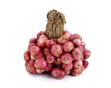 Beyaz arkaplanda taze soğan izole edildi