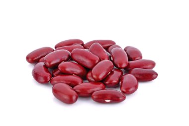 Beyaz zemin üzerinde kırmızı fasulyeler izole