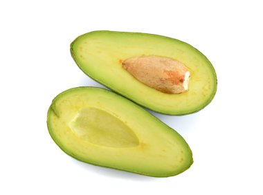 Avokado beyaz arkaplanda izole edildi