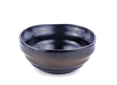 Beyaz arkaplanda seramik kaseler