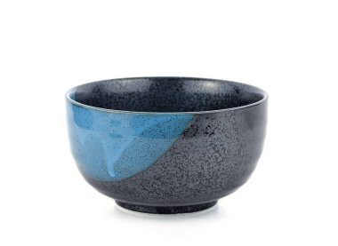 Beyaz arkaplanda seramik kaseler