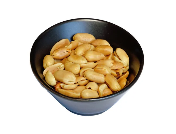 Beyaz arka planda izole edilmiş küçük bir kasede kızartılmış fıstık atıştırmalığı.