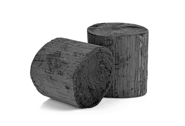 Beyaz arkaplanda doğal odun kömürü.