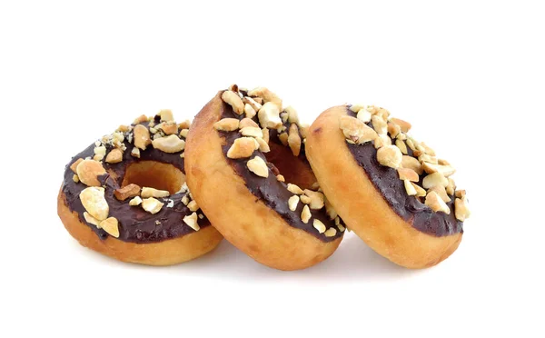 Beyaz arka planda izole edilmiş bademli çikolatalı çörek ya da çörek.