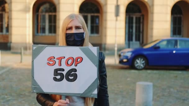 Νεαρή γυναίκα διαμαρτύρεται κατά 5G internet — Αρχείο Βίντεο