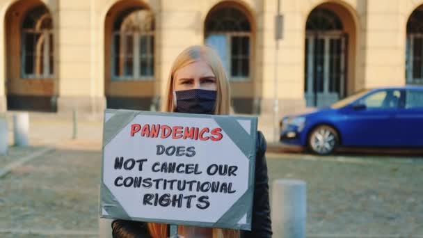 Протестный марш с заявлением о том, что пандемия не отменяет конституционные права человека — стоковое видео