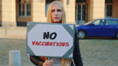 Aşıyı protesto eden genç kadın