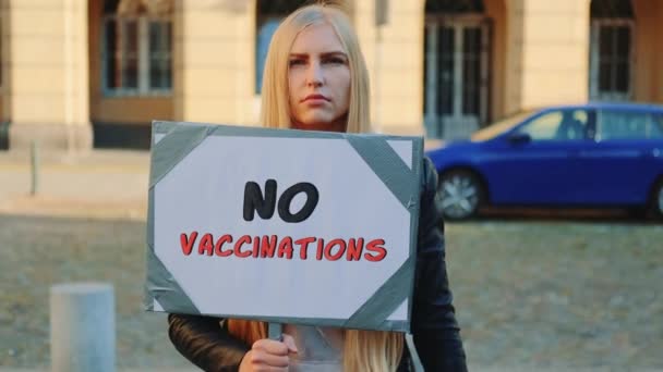 Wanita muda memprotes vaksinasi — Stok Video