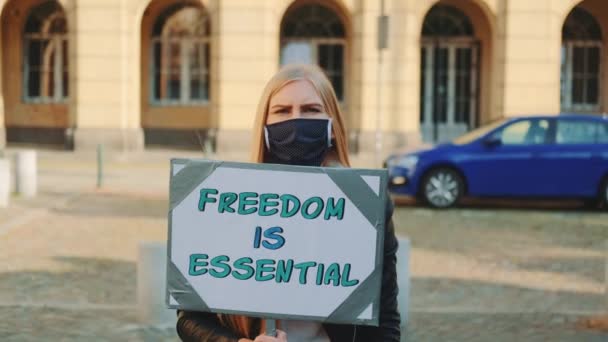 Femme masquée en marche de protestation appelant à la liberté est essentielle — Video