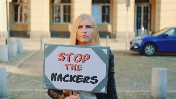 Znepokojená žena s protestním praporem volá zastavit hackery