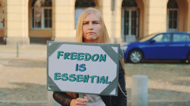 Frau auf Protestmarsch fordert Freiheit — Stockvideo