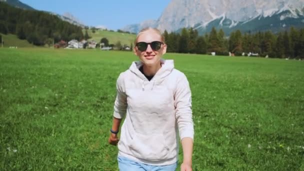 Blondynka zabawia się biegając w polu natury latem — Wideo stockowe
