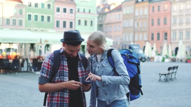 Pareja de turistas usando smartphone y admirando hermosos alrededores — Vídeos de Stock