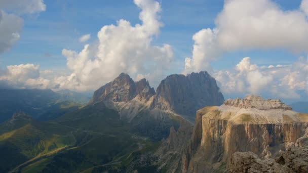 Traumhafter Blick auf die Berge und fließende Wolken — Stockvideo