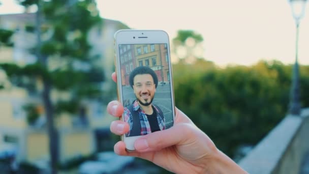 Närbild av man talar om videosamtal på smartphone — Stockvideo