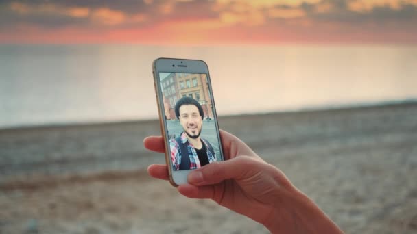 Gros plan sur la prise d'appels vidéo avec smartphone au bord de la mer — Video