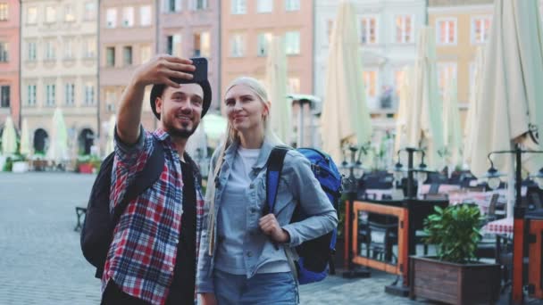 Turyści robiący selfie na smartfonie w centrum miasta — Wideo stockowe