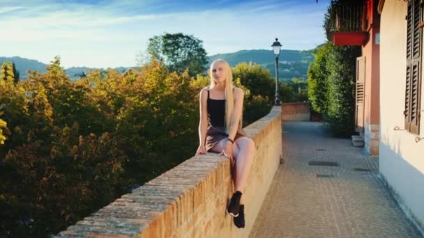 Чудова блондинка насолоджується сонячними променями влітку — стокове відео