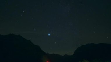 Dağlar ve yıldızlarla dolu gece manzarası. Zaman aşımı