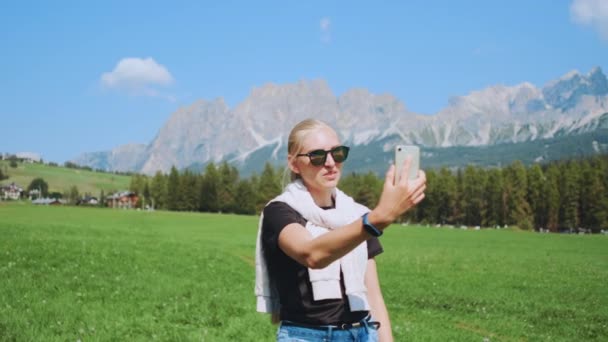 Primer plano de la mujer haciendo videollamada desde el hermoso parque natural — Vídeo de stock