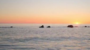 Gün doğumunun zamanı. Turuncu altın kırmızı gökyüzü.