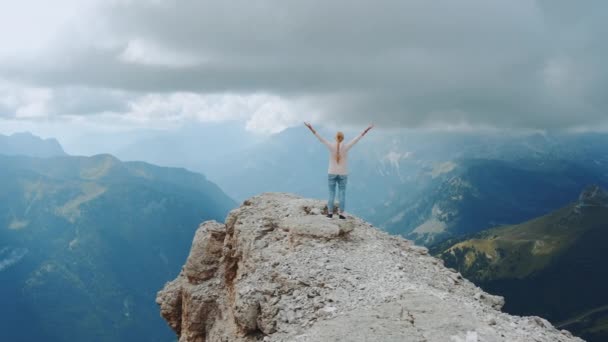 Mulher livre feliz com as mãos estendidas no topo da rocha — Vídeo de Stock