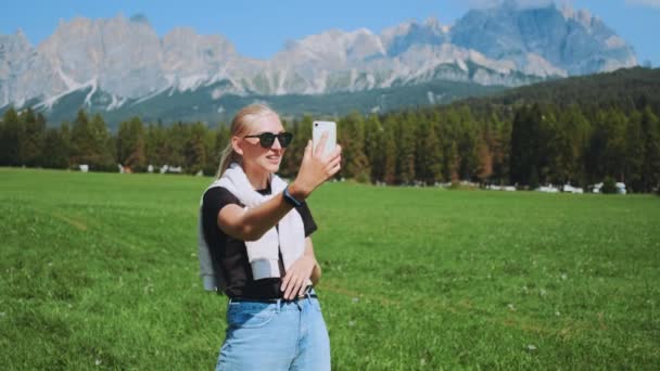 Média foto de mulher fazendo videochamada — Vídeo de Stock