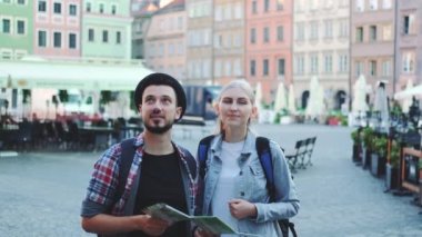Turistler harita kullanarak ana turistik bölgelere bakıyorlar