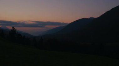 Orman dağları üzerinde güzel gündoğumunun zamanı geldi.