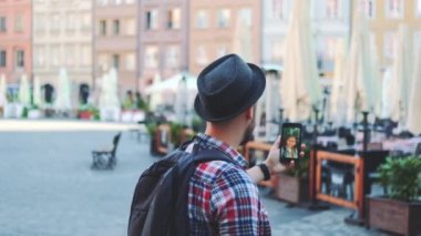 Turistin başka bir yerden gelen kadın turistle akıllı telefondan yaptığı görüntüler.