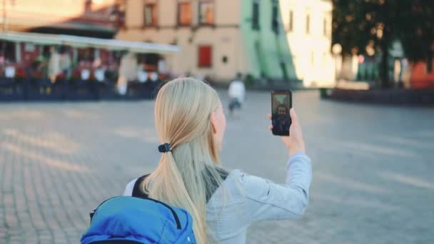 Vrouwelijke toerist maakt video call op smartphone met haar vriend van andere plaats — Stockvideo