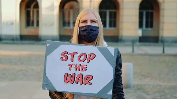年轻女人叫停汽船来阻止战争 — 图库照片