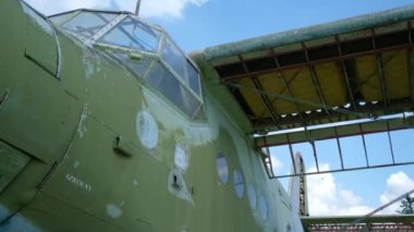 Eski askeri nakliye uçağını kapatın.