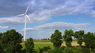 Yazın rüzgar enerjisi türbinlerinin hava görüntüsü