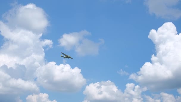 Pesawat militer terbang melalui langit — Stok Video