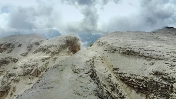 Letecký pohled z vrcholu hory v italských Dolomitách — Stock video