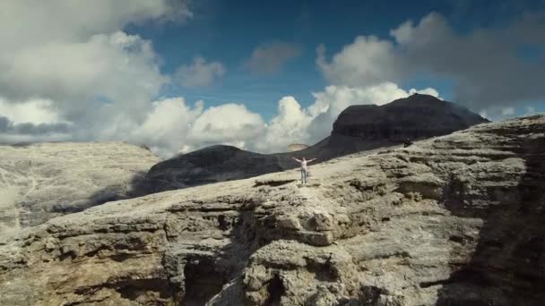 Вид с воздуха на счастливую женщину, достигающую вершины горы Пиз Бо — стоковое видео