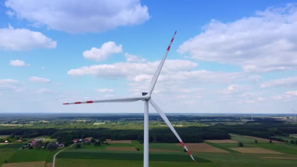 Close up shot van grote windmolen aan de blauwe hemel — Stockvideo