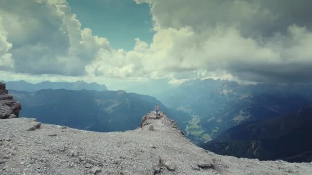 Latanie nad kobietą podnoszącą ręce na szczycie góry Piz Boe w Dolomitach — Wideo stockowe