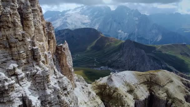 Dech beroucí letecký pohled na italské dolomity — Stock video