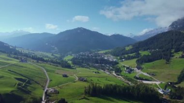 İnsansız hava aracından Dolomitlerin dağ vadisine inanılmaz bir manzara.