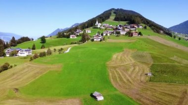 Avusturya Alplerinde küçük bir kasabanın muhteşem manzarası