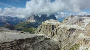 İtalyan Dolomitlerdeki Piz Boe dağından inanılmaz bir hava manzarası.