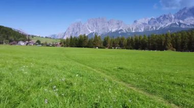İtalya 'daki Dolomitler' in dağlarını gören vadide yürüyorum.