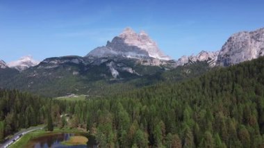 Lavaredo 'nun üç tepesinin havadan görünüşü. İtalya 'daki Dolomitler.