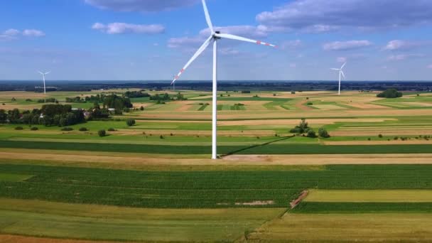 Anordnungen großer Turbinen von einer Drohne im Sommer — Stockvideo