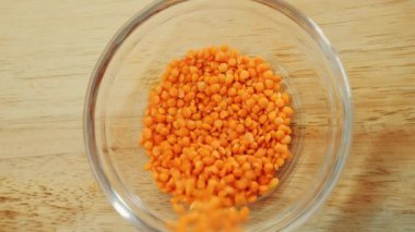 Sarı mercimekleri bir kaseye dök.