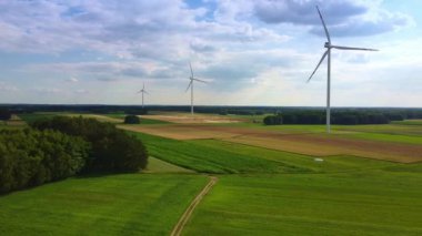 Yazın rüzgar enerjisi türbinleri çizgisi