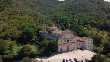 Şehrin banliyölerindeki eski kilisenin havadan görünüşü